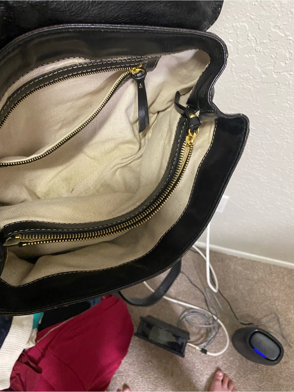 Michael Kors Cream Leather Shoulder Bag with Gold Hardware - Picture 3 of 8